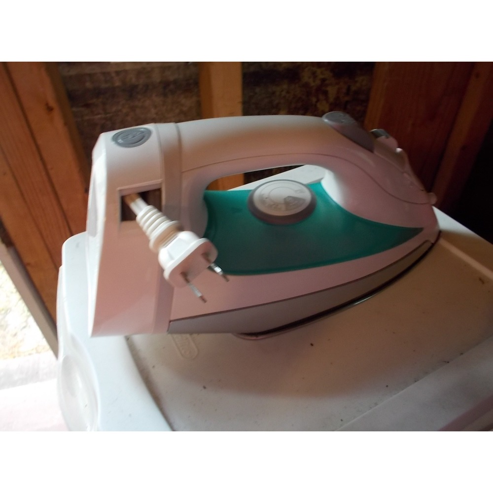 Sunbeam Steam Master Retractable Cord Steam Iron White Teal Stainless Soleplate